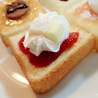 苺ジャムとホイップとホワイトチョコのミニトースト